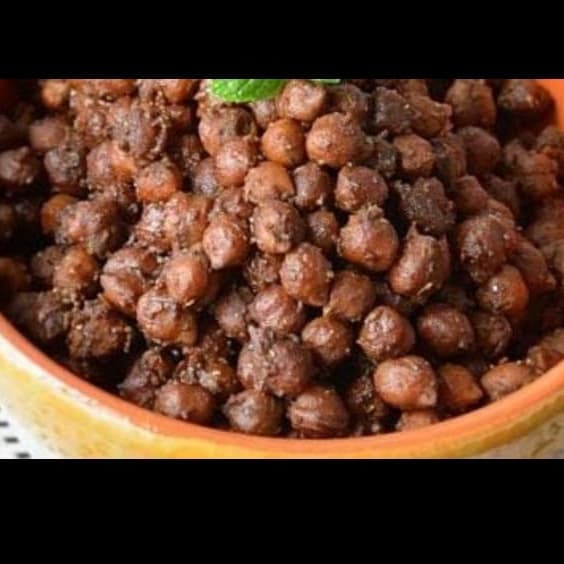 Crispy Masala Kala Chana with Puri